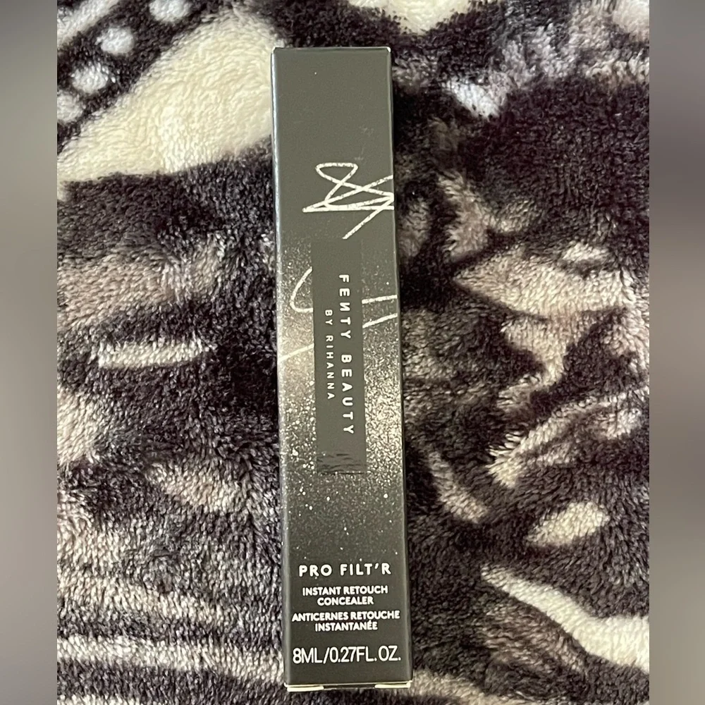 Fenty 300 Pro Filt'r Instant Retouch Concealer